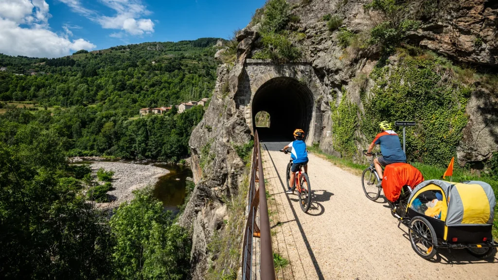 Personnes à vélo sur la Dolce Via, dans la vallée de l