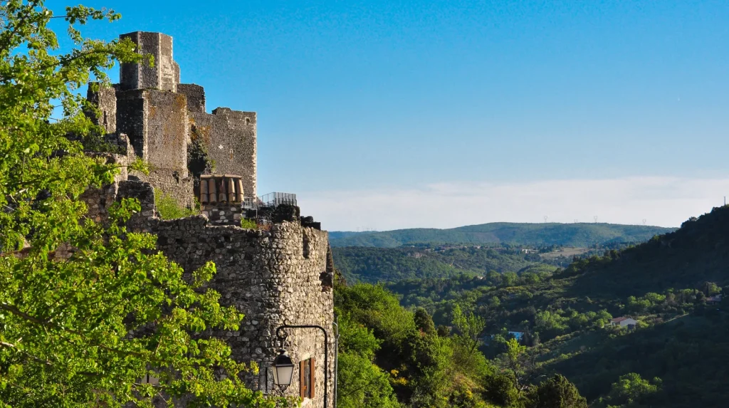 Vue sur le château du village de caractère de Rochemaure 