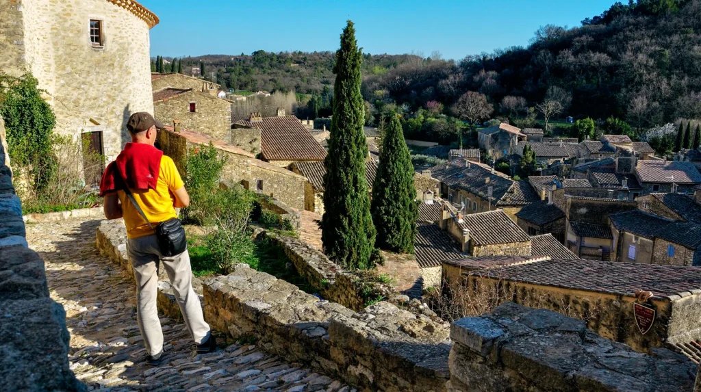 homme regardant le village de caractère de Saint-Montan