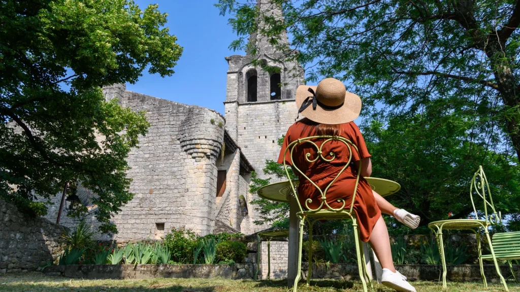 Femme assise regardant l