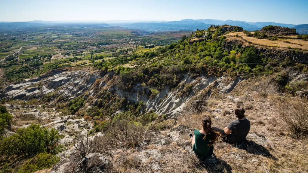 Couple qui observe le village de caractère de Saint-Laurent-sous-Coiron en été
