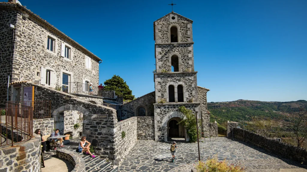 Eglise du village de caractère de Saint-Laurent-sous-Coiron en été