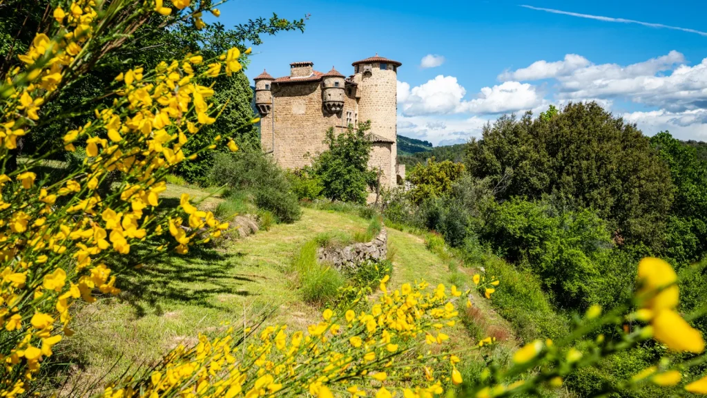 Vue sur le château de Hautsegur proche du village de caractère de Meyras en été