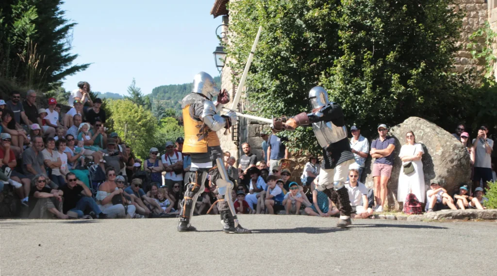 Combat de chevaliers devant du public au village de caractère de Désaignes
