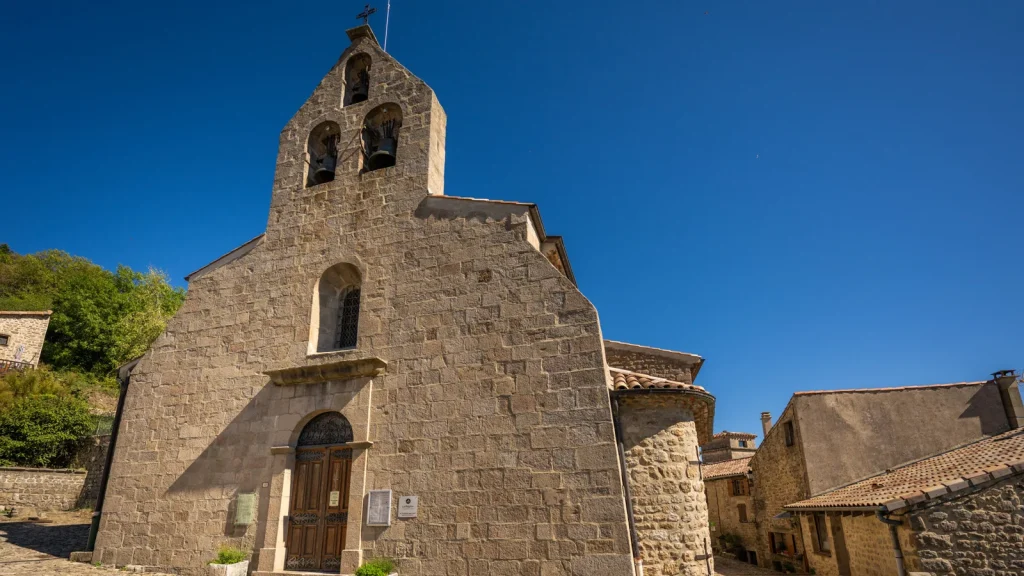 Eglise du village de caractère de Chalencon en été