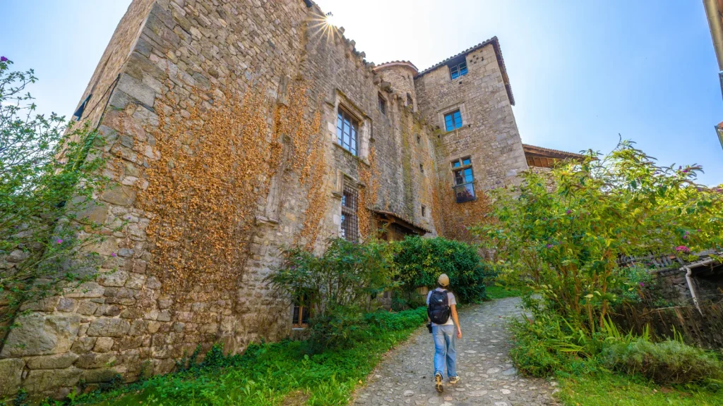 Homme flânant dans les ruelles du village de caractère de Désaignes