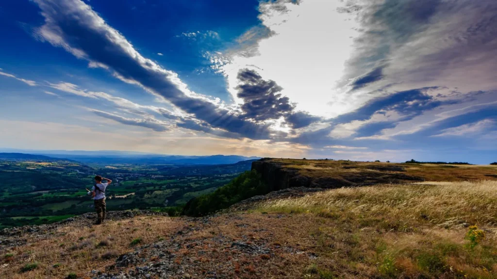 Plateau du coiron avec un coucher de soleil et des nuages