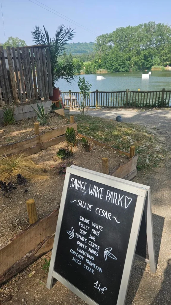 Restaurant Cabane du Lac aux Ramiers et activités aquatiques.