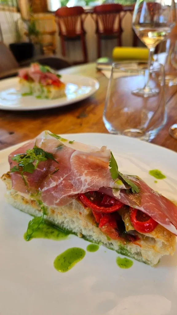 Repas au restaurant la Cabane du Lac à Vernoux-en-Vivarais au bord du Lac aux Ramiers