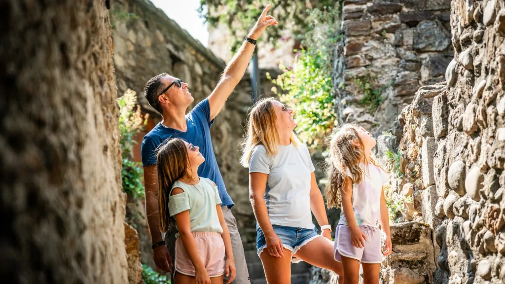 Famille visite dans le village de caractère de Beauchastel, au milieu du patrimoine historique