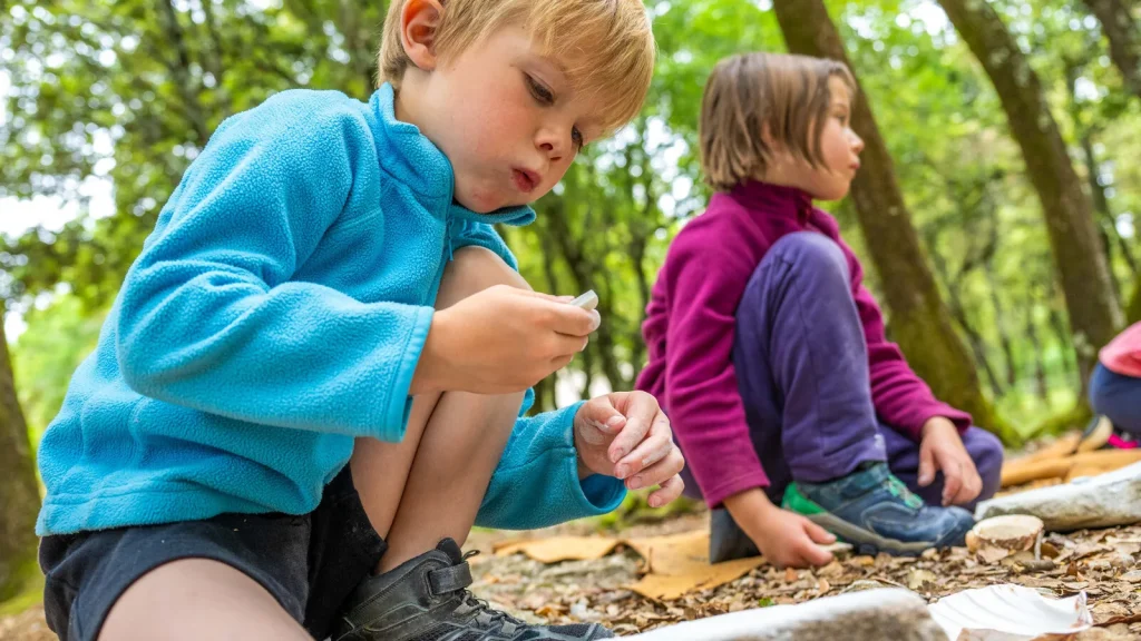 Enfants font un atelier / animation manuel à l
