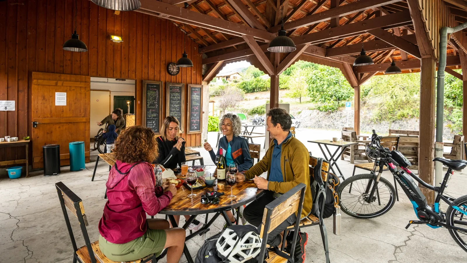 Groupe d'amis au "Quai des haltes" avec leurs vélos en automne
