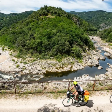 Hommes à vélo sur la Dolce Via, dans la vallée de l'Eyrieux, au printemps. En itinérance