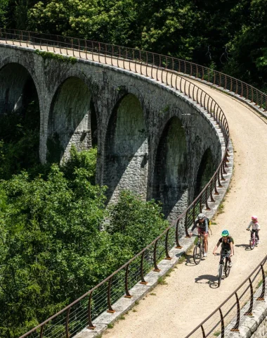 Famille à vélo sur la Dolce Via, dans la vallée de l'Eyrieux, en été