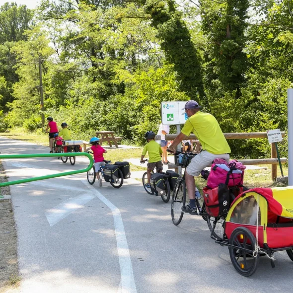 Famille sur la ViaRhôna en été
