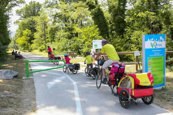 Famille sur la ViaRhôna en été
