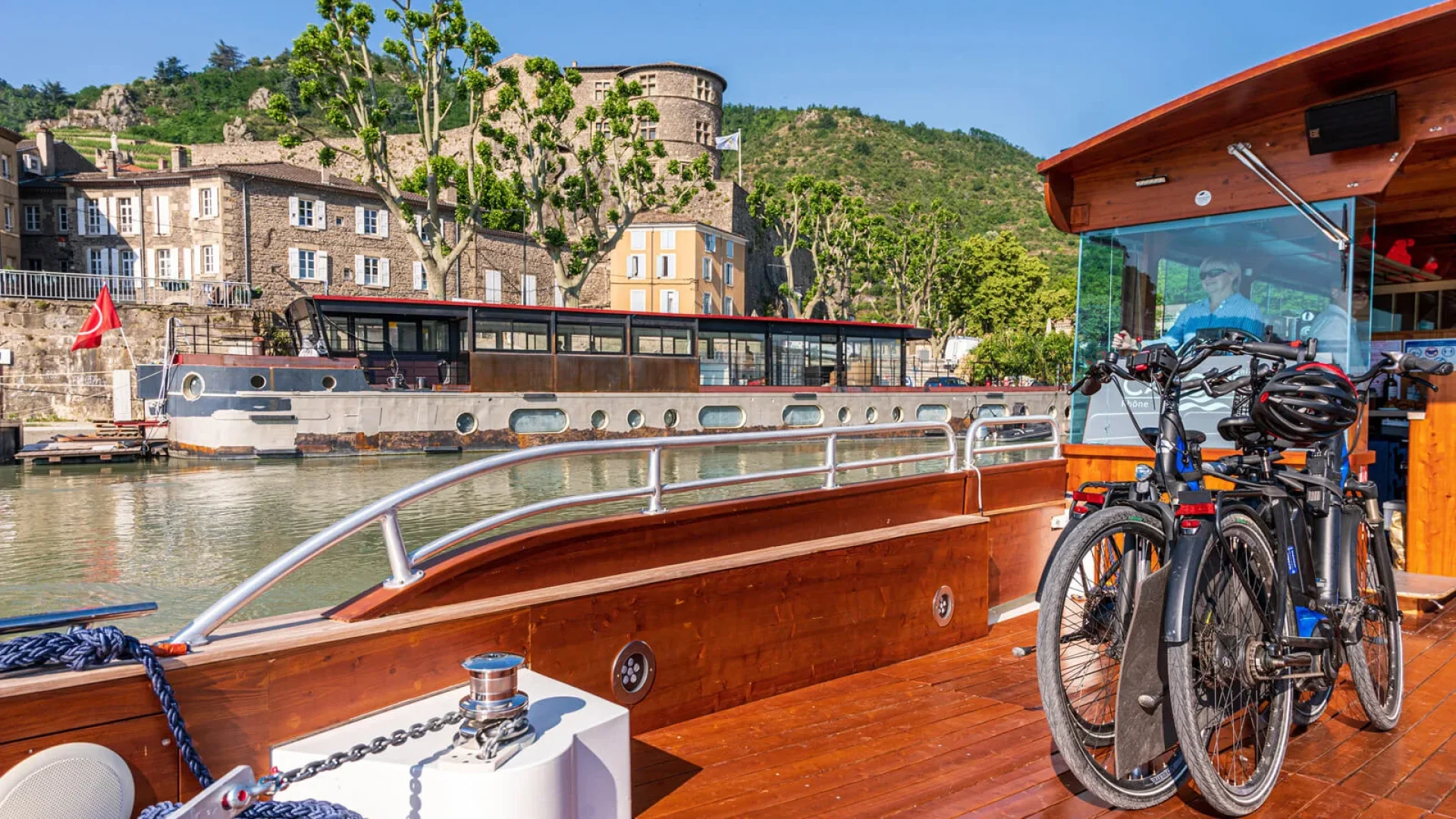 Croisière avec les canotiers du rhône à Tournon-sur-Rhône, avec les vélos