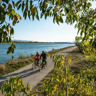 Couple à vélo, sur la ViaRhôna, en automne
