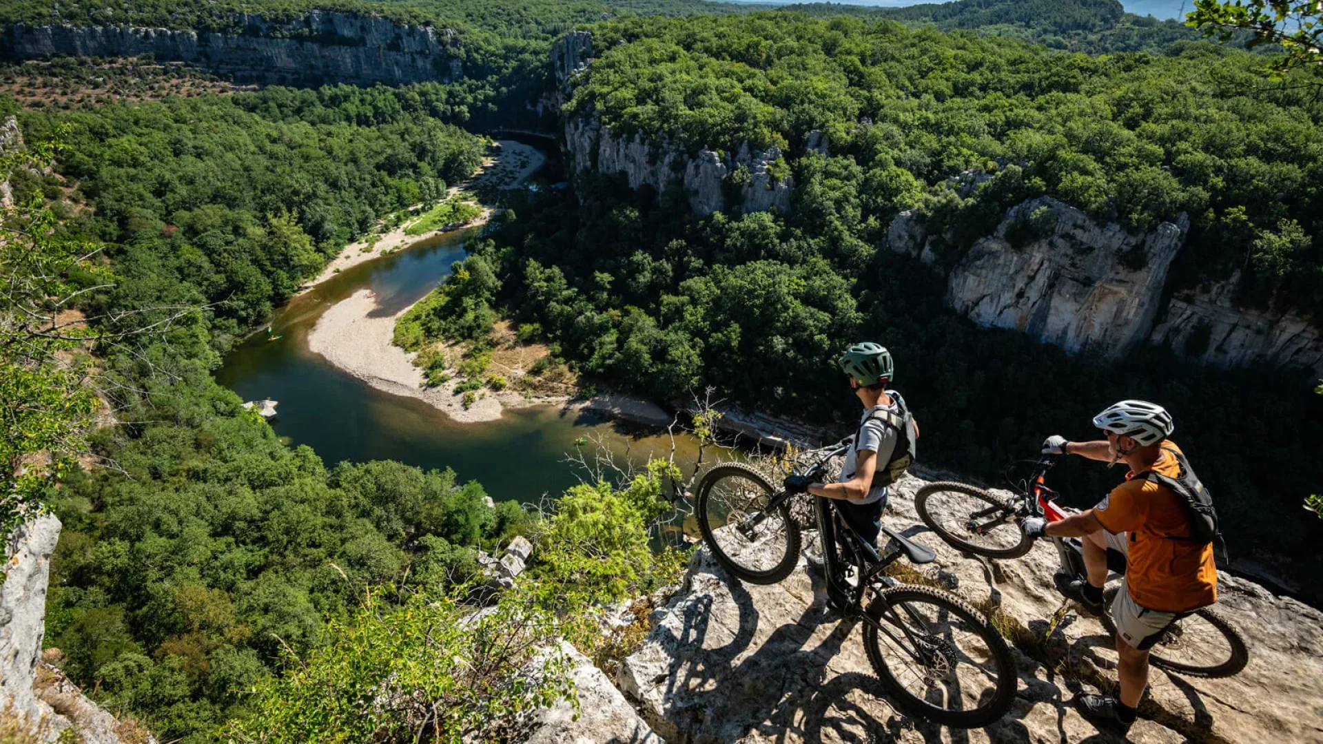 Grande traversée de l'Ardèche - Deux hommes à VTT au dessus des gorges du Chassezac, en été