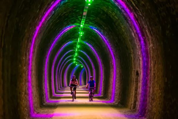 Adolescents à vélo sur la Via Ardèche, au niveau du tunnel du village de caractère de Vogüé