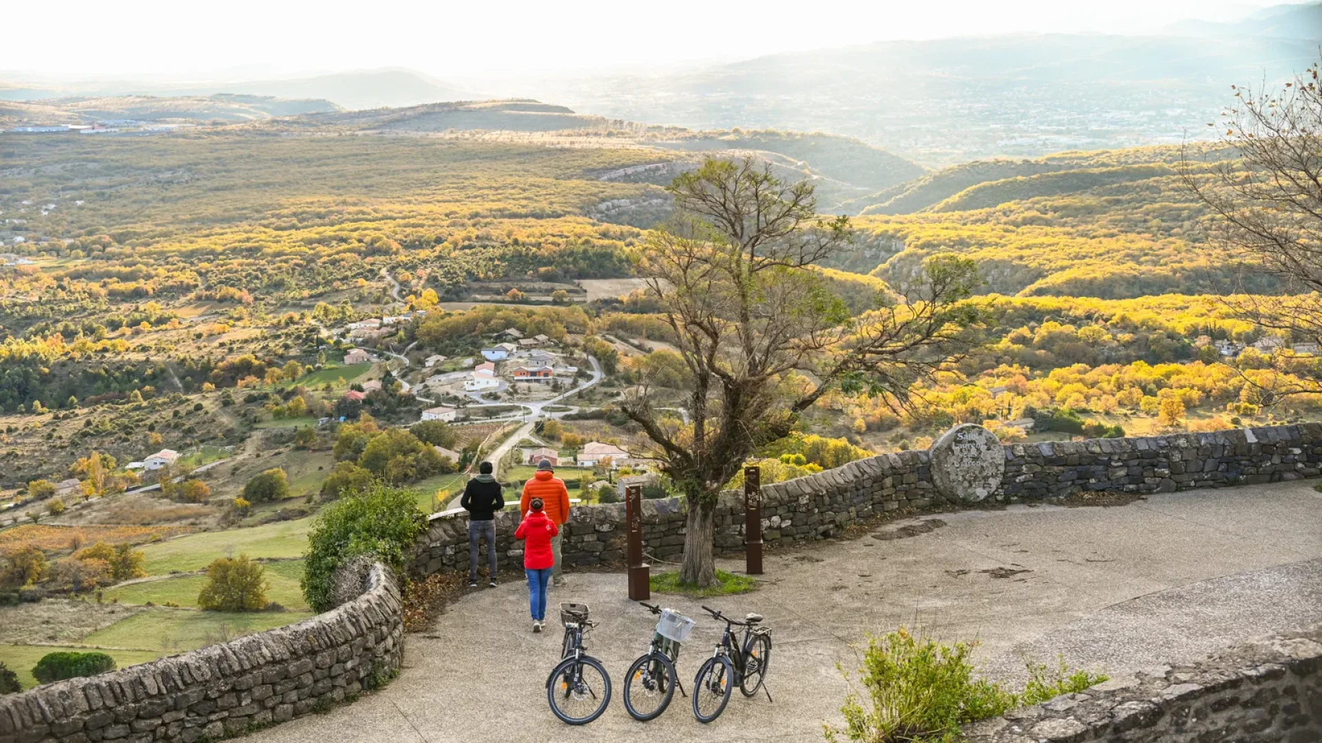 Groupe à vélo observant le panorama au village de caractère de Saint-Laurent-Sous-Coiron, en automne
