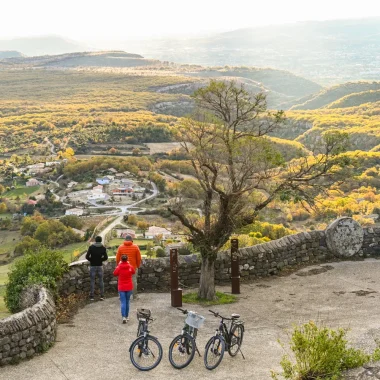Groupe à vélo observant le panorama au village de caractère de Saint-Laurent-Sous-Coiron, en automne