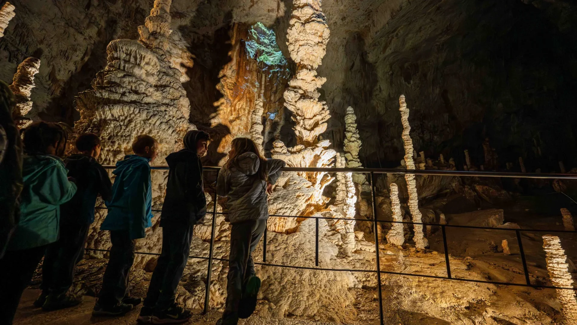Enfants visitant le Grand Site de France de l'Aven d'Orgnac