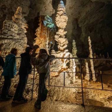 Enfants visitant le Grand Site de France de l'Aven d'Orgnac