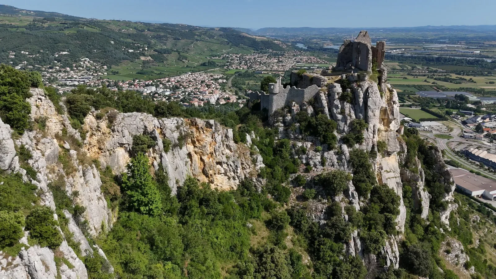 Vue aérienne du Château de Crussol en été