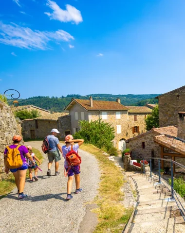 Famille visitant le village de caractère de Boucieu-le-Roi, en été