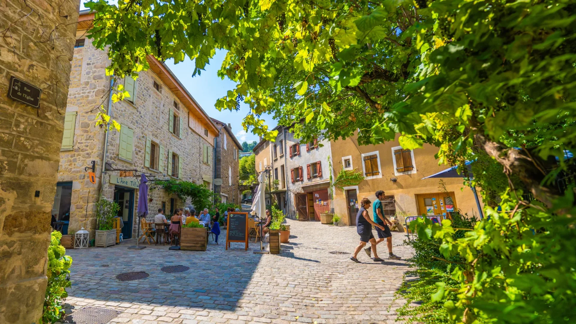 Visite du village de caractère de Désaignes, en été