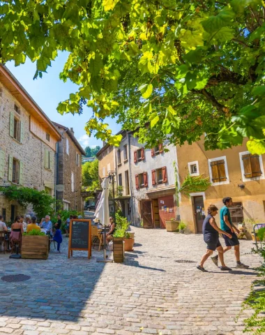 Visite du village de caractère de Désaignes, en été