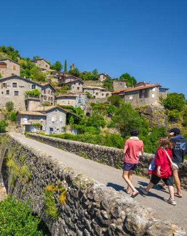 Famille au village de caractère de Jaujac au printemps