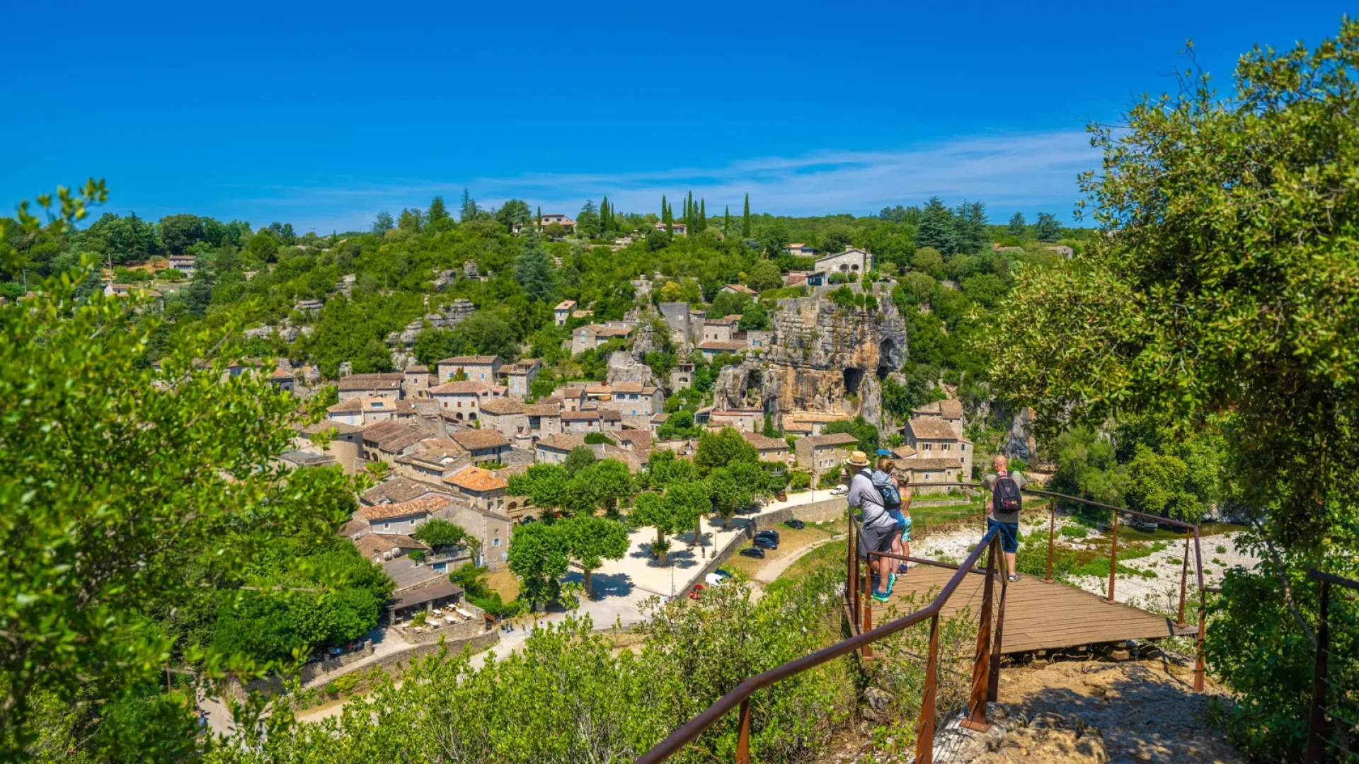 Observation du village de caractère de Labeaume depuis le belvédère, en été