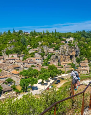Observation du village de caractère de Labeaume depuis le belvédère, en été