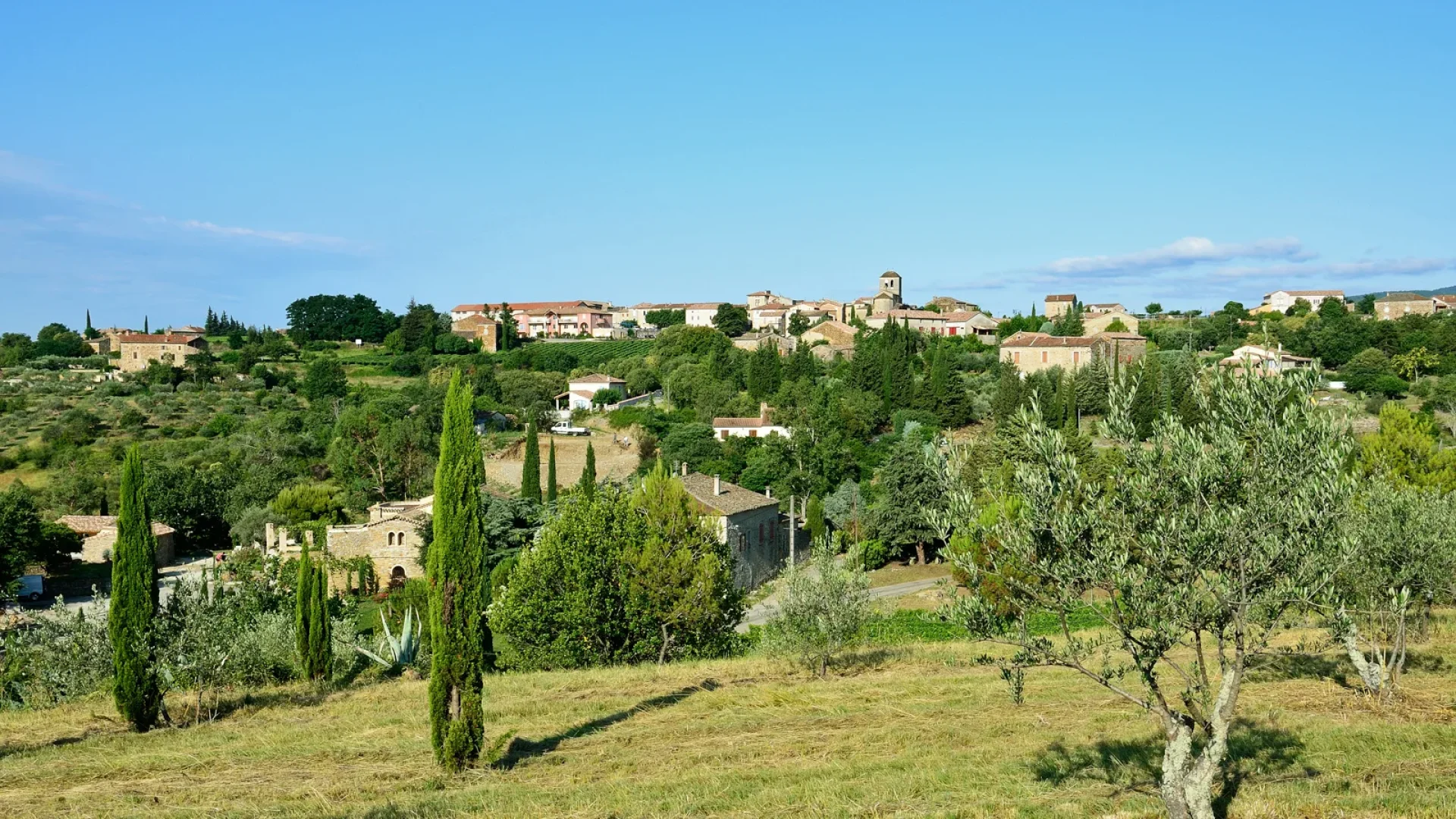 Village de caractère de Vinezac, en été