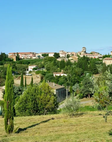 Village de caractère de Vinezac, en été