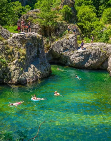 Baignade vers le village de caractère de Jaujac, en été