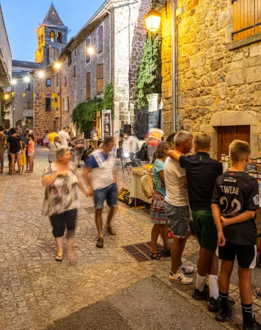 Marché nocturne au village de caractère de Meyras, en été