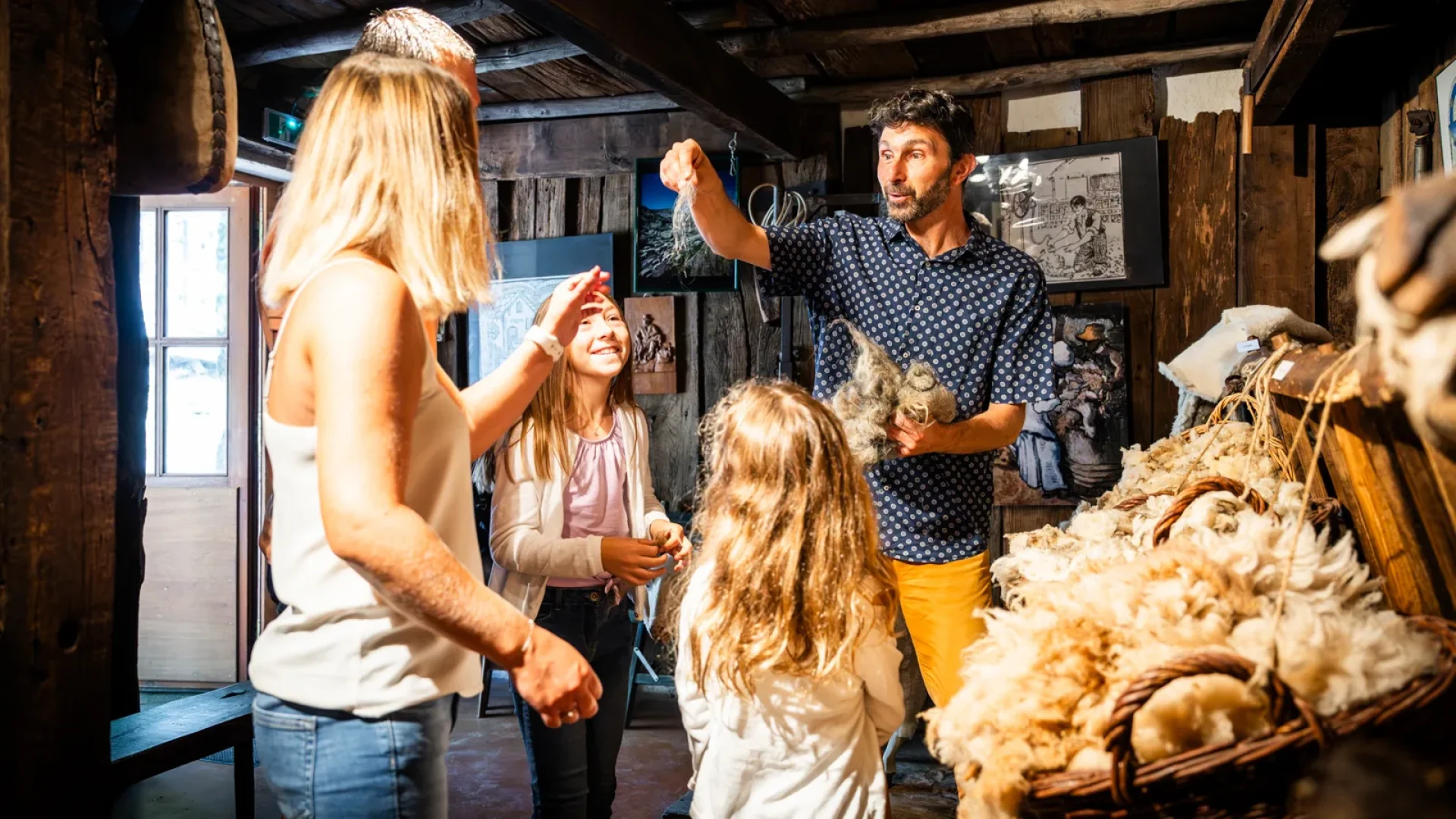 Famille visitant le musée Ardelaine