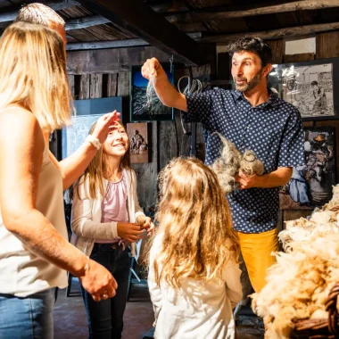 Famille visitant le musée Ardelaine