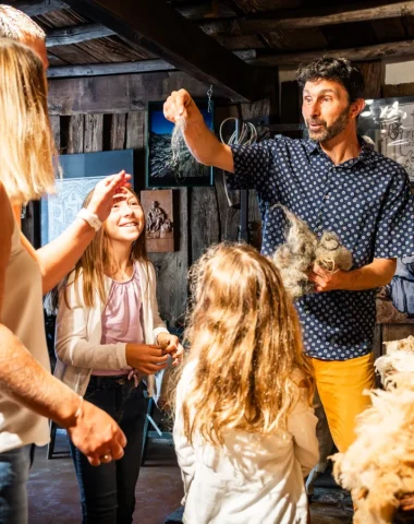 Famille visitant le musée Ardelaine