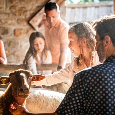 Famille visitant le musée Ardelaine