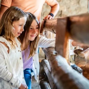 Famille visitant le musée Ardelaine