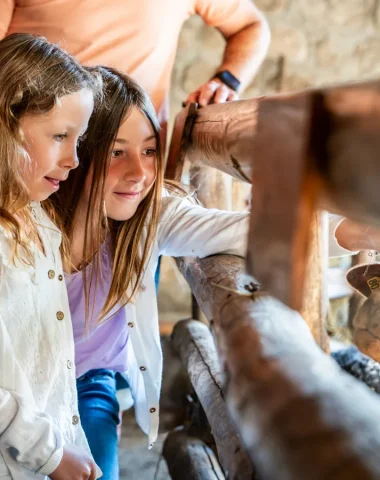 Famille visitant le musée Ardelaine