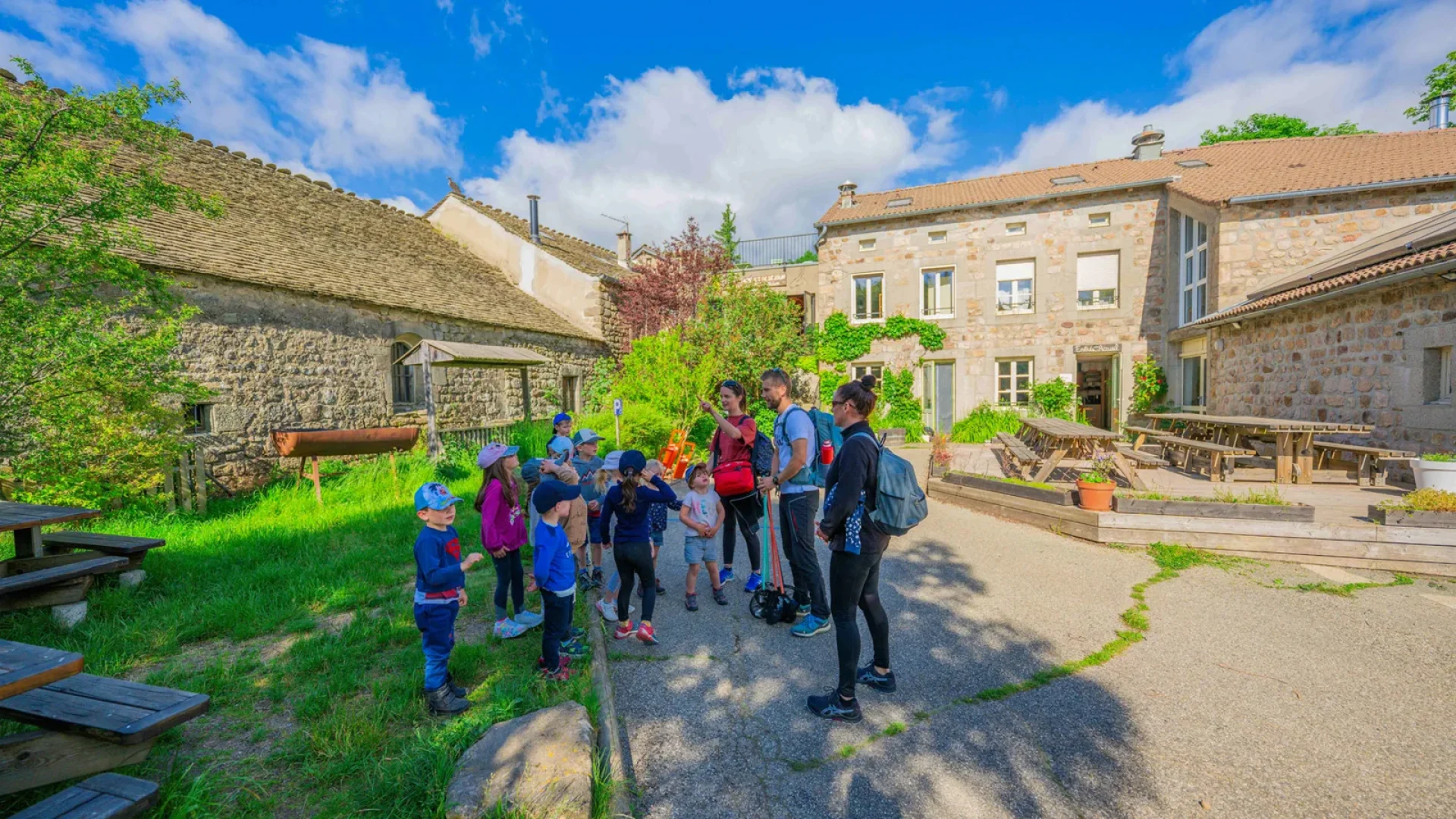 Groupe d'enfants au Domaine de la Fage, à Montselgues