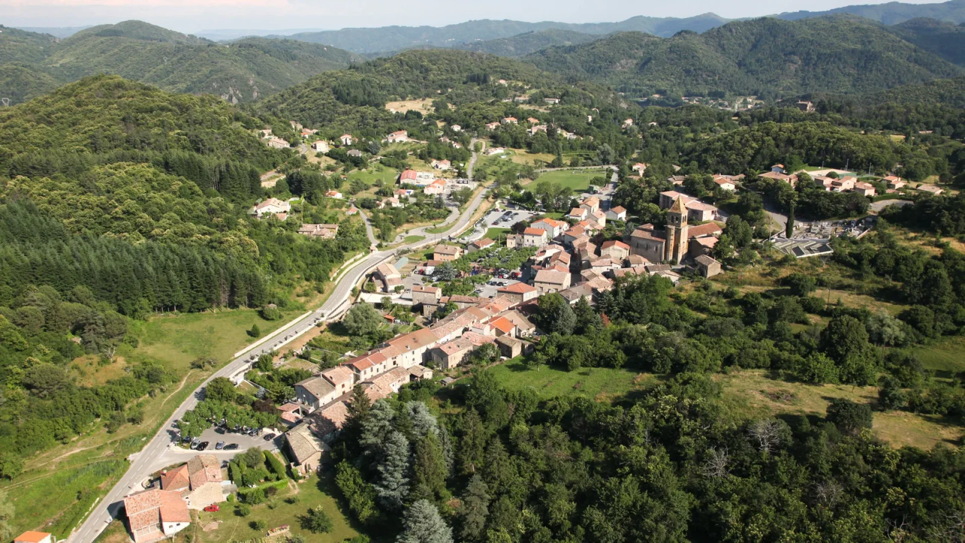 Vue aérienne du village de caractère de Meyras
