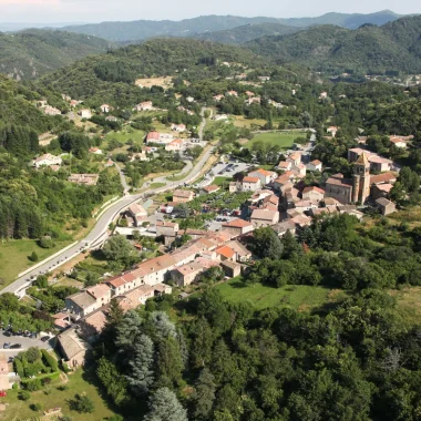 Vue aérienne du village de caractère de Meyras