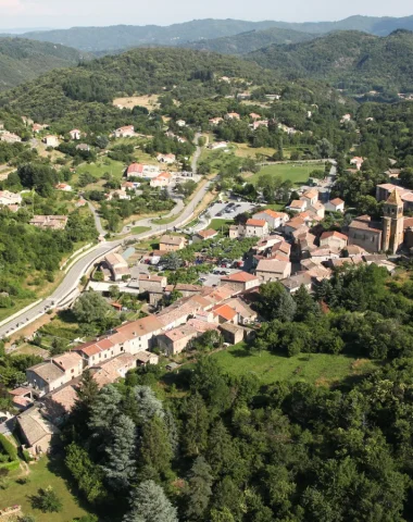 Vue aérienne du village de caractère de Meyras