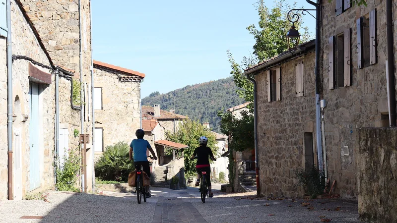 Couple à vélo sur la boucle VAE des